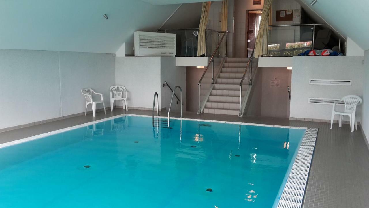 Am Pool Und 8 *
